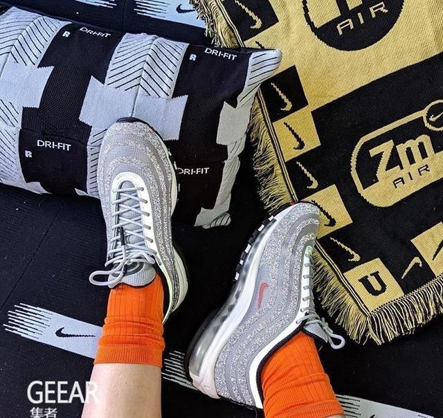  Nike@这款超大号Nike袜子地毯还未发售，就让Swoosh粉热捧