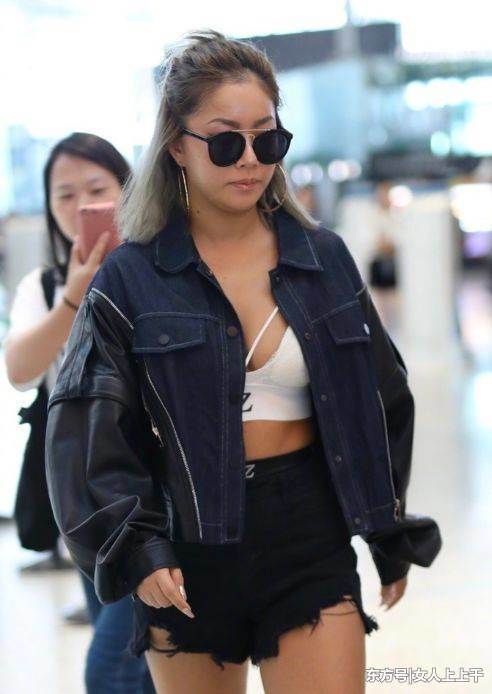 王菊的短裤又短又紧也要硬穿：安全裤都挤出来了，网友不尴尬吗