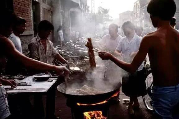 15张老照片:80年代外国游客拍摄的中国小吃！