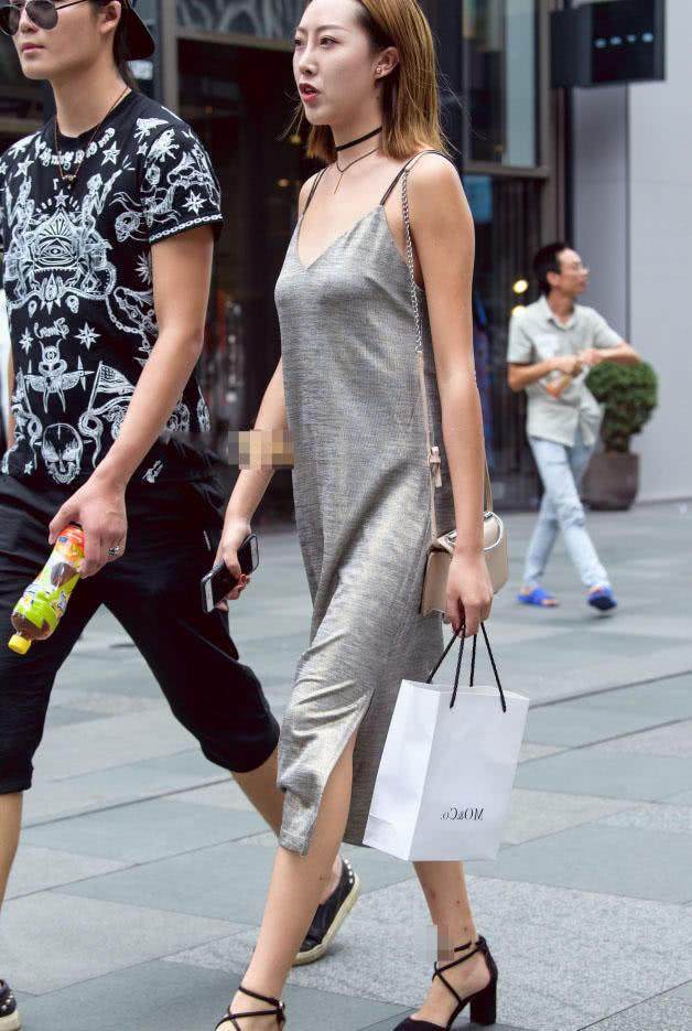 窈窕小姐姐穿着银色吊带连衣裙, 娇小的身材也很有女人味儿