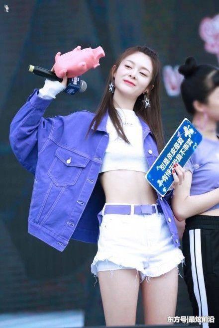 傅菁也疯狂!短裤短到露出安全裤,一般人可不敢这样穿上台的