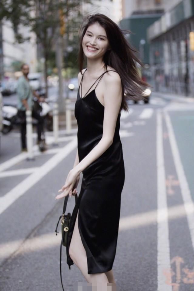 何穗简约黑色吊带维密面试，长发飘飘笑容灿烂