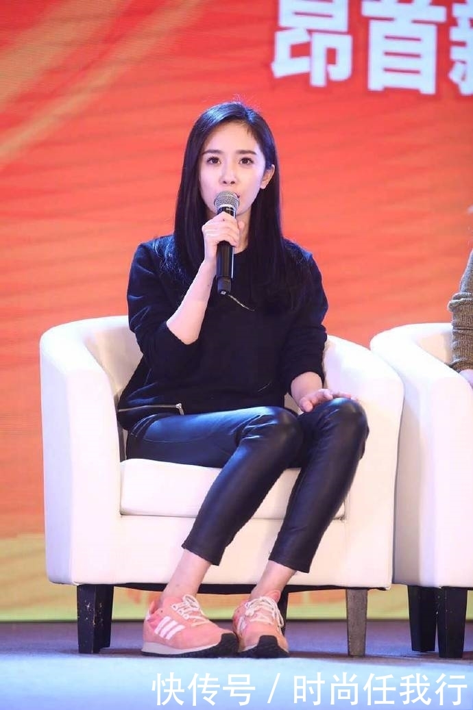 杨幂又解锁新搭配！柳钉短裙配长筒袜，网友：一般人穿能丑哭！