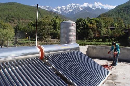  装在屋顶■农村“红极一时”的太阳能，如今咋用的人少了，农民