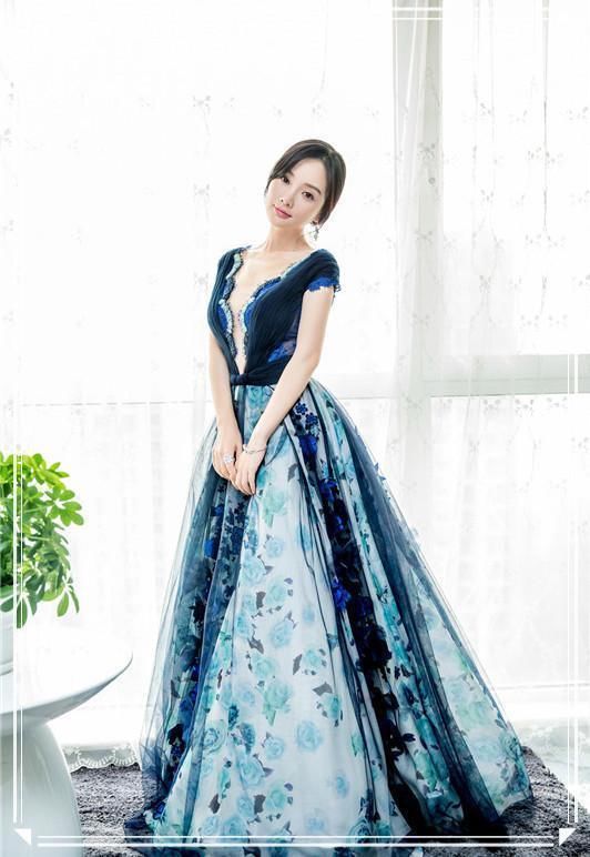 李小璐为扮嫩，36岁穿5岁甜馨的小短裤，网友：这腿秀的我给满分