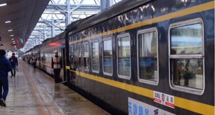 为何火车经过一些站时，乘务员会强制拉上窗帘？真相竟是如此