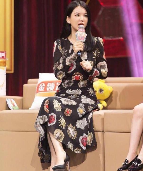 这次42岁的李湘真的瘦了 黑色碎花连衣裙尽显成熟女人优雅气质