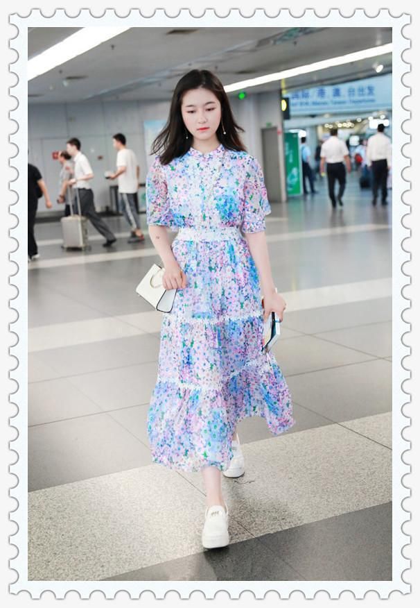 谁说关晓彤像大妈？同穿印花裙，明明是18岁的李兰迪更显老气！