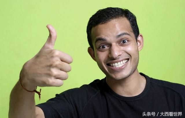 印度人在中国旅游，买了一份蛋炒饭，准备吃时老板喊住了他！