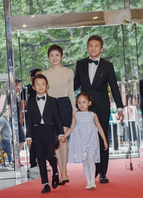  邓超：邓超彻底放飞自我一身豹纹掀起衣服玩二人转，孙俪笑得脸都红了