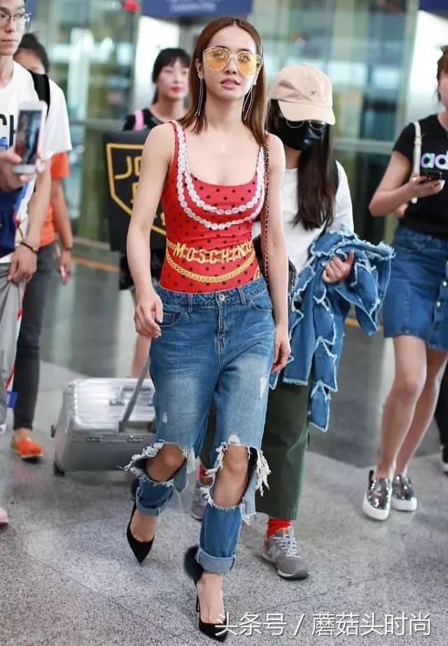 以为蔡依林胸前吸晴是惊艳，想不到背后更是亮点，露内衣是潮流！