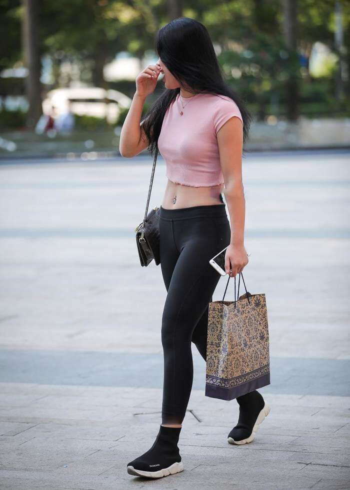 街拍：紧身裤凸显迷人气质，微胖辣妈这么穿也好看