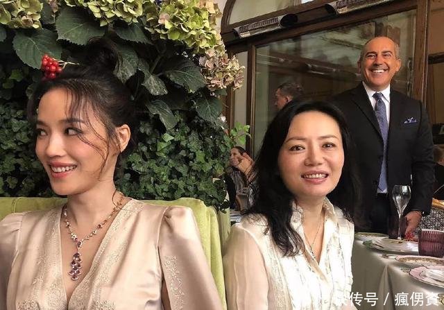 42岁舒淇要逆天穿深V扎丸子头似少女，然而身穿星空裙才叫惊艳