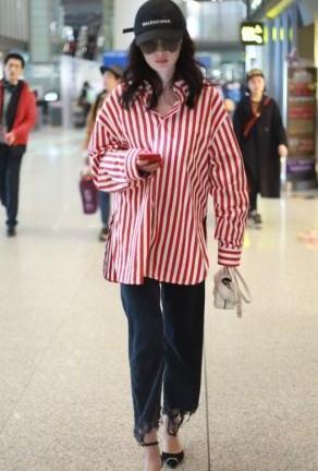 杨幂到底咋想的？鞋子上还要戴个“铁环”，走路不挤脚吗？