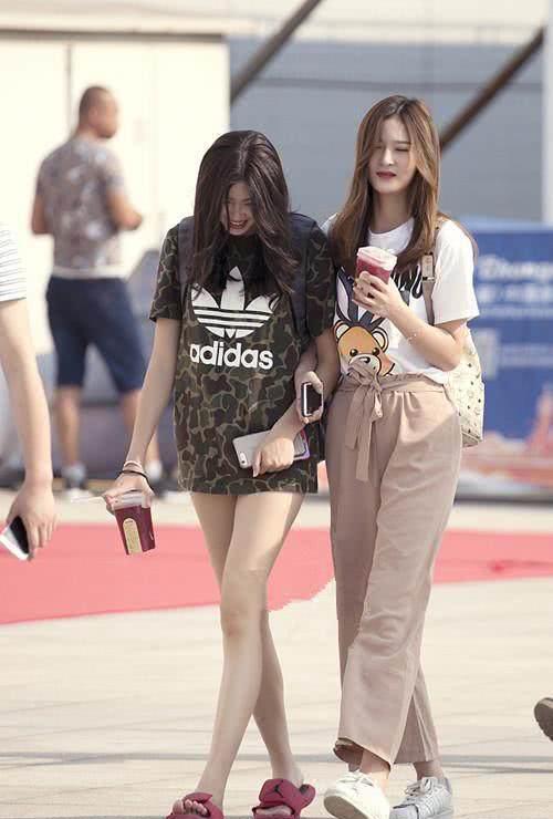 街拍：身材高挑回头率高的小姐姐，外表上时尚感十足很有看头！