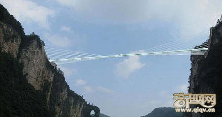 世上最长全透明玻璃桥开放!美女吓尿说：谁背我过去，就嫁给他！