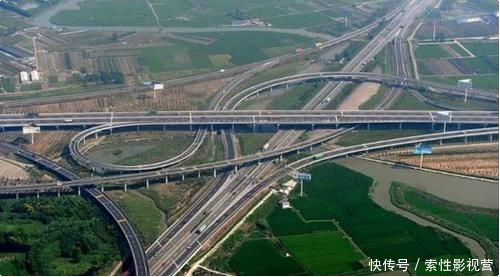 跑高速保持１２０还不断被超车，这些车不怕违章交警说出猫腻！