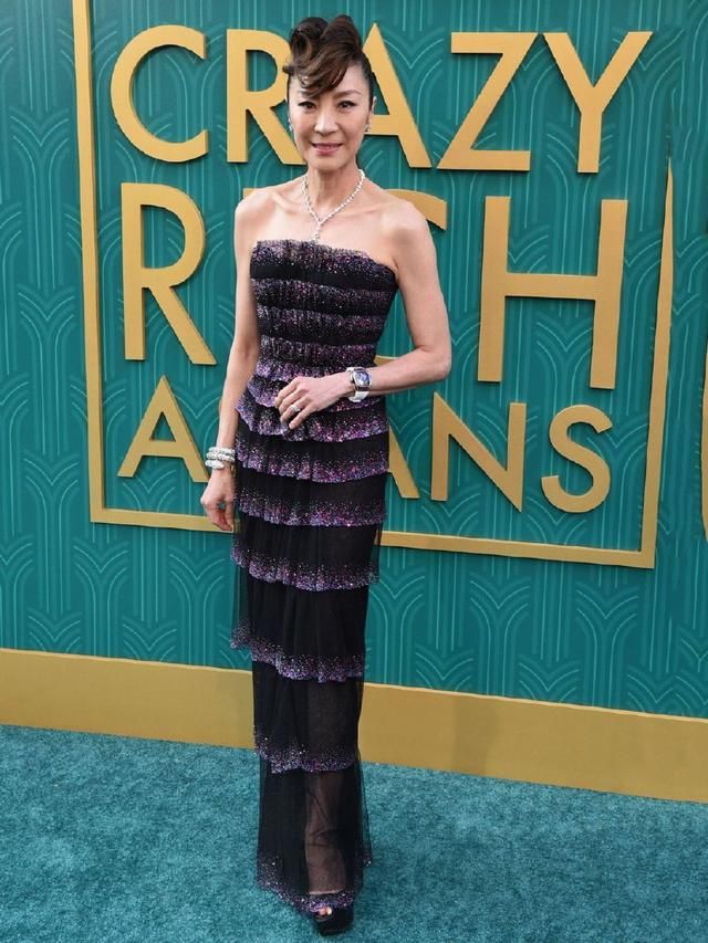 56岁杨紫琼身材纤细，大胆穿薄纱裙，网友：换个发型吧！