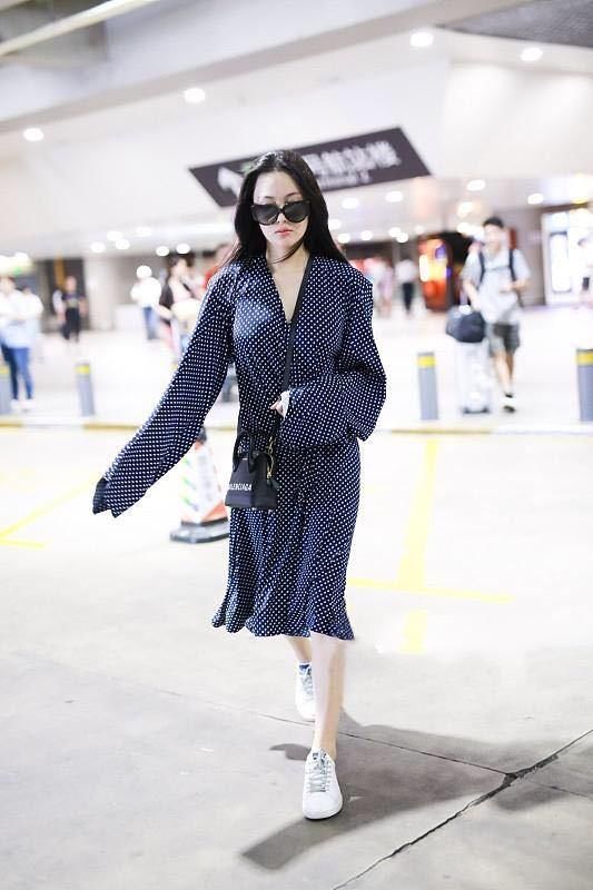 张馨予与范冰冰，机场同穿波点裙，两个女神谁更美？