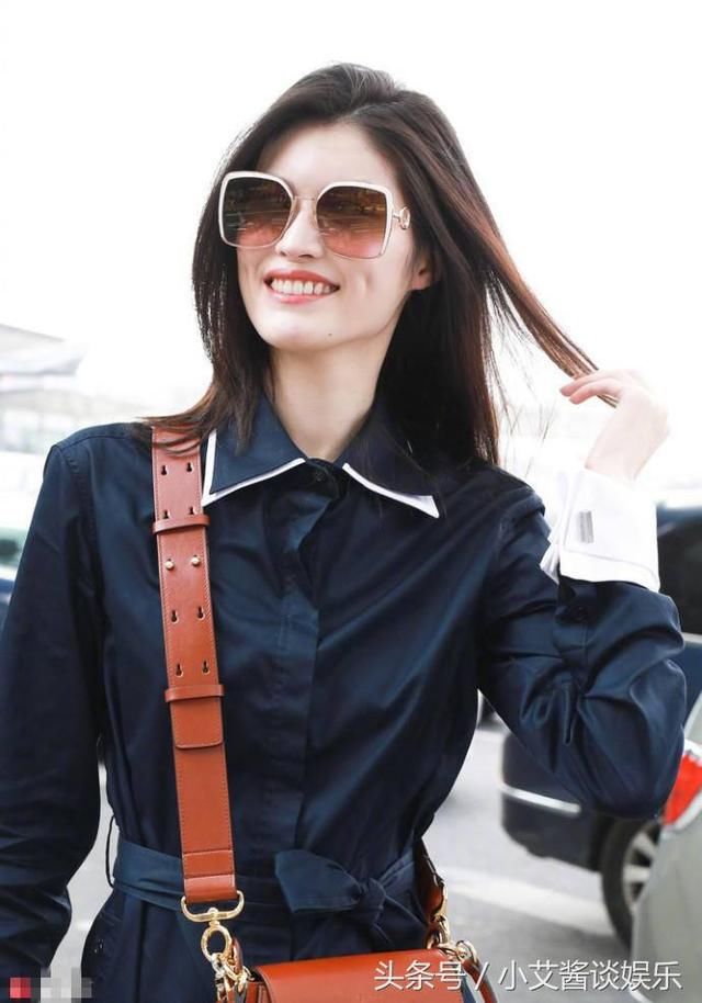 何穗穿开叉裙现身机场大腿若隐若现，勤俭持家墨镜鞋子与上次一样