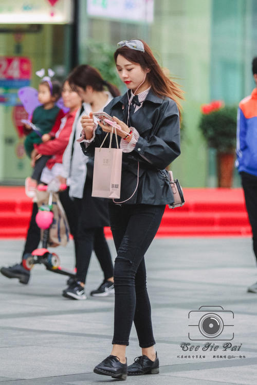 路人街拍，很可爱的小姐姐，目光一直被这个小包包吸引