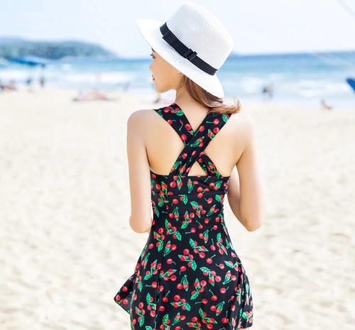 美女都爱穿这样保守又性感的泳衣，美的不止一点点！