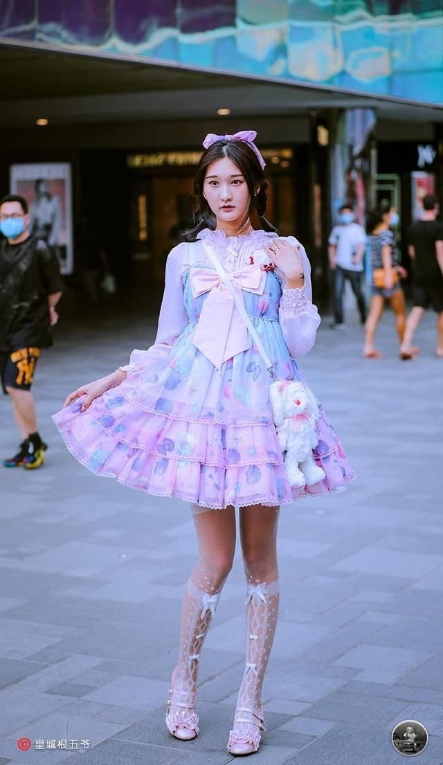 『更多』街拍：选择一些适合自己的衣服进行打扮，这样可以为自己增添自信