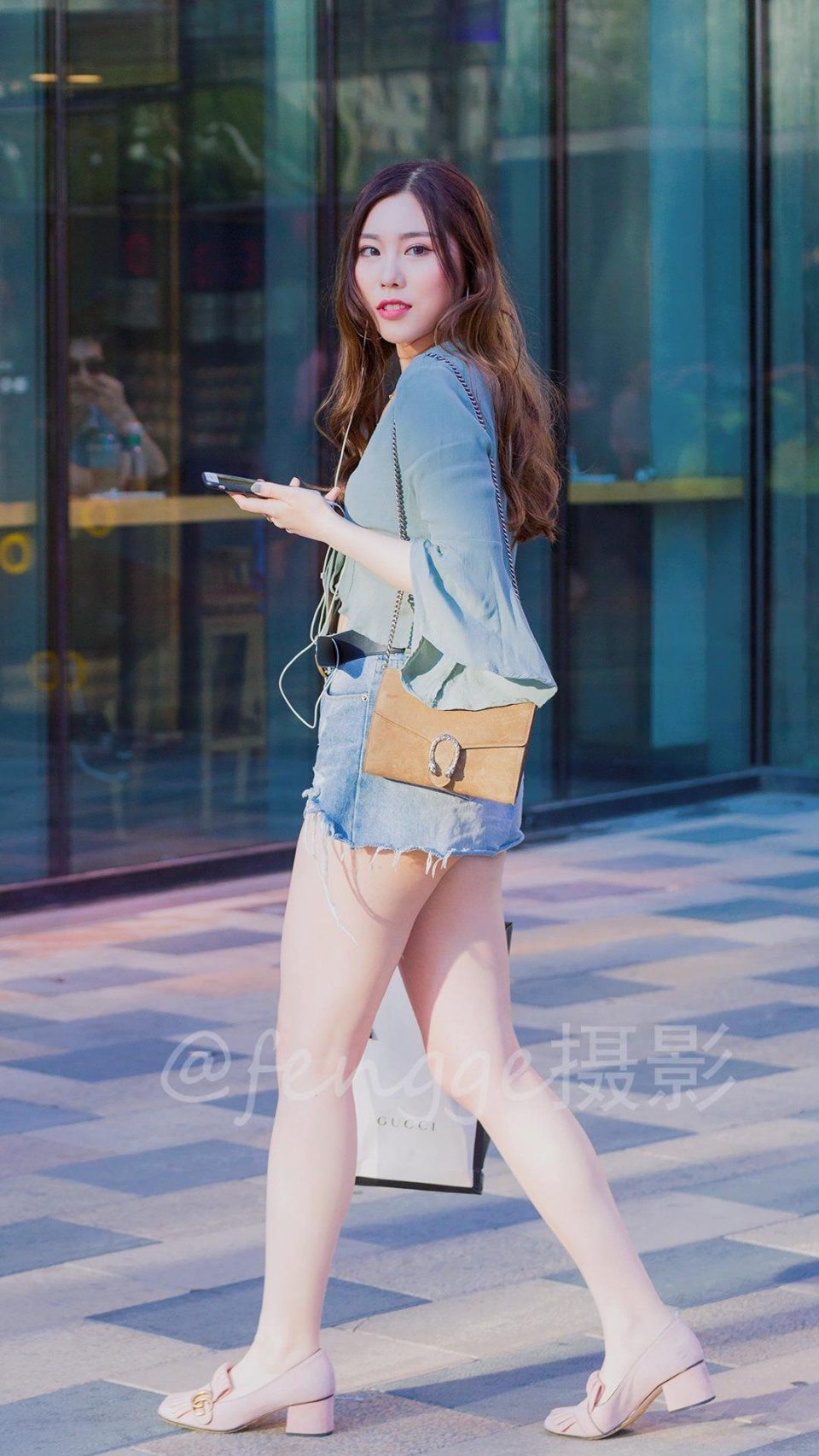 街拍:三里屯来了个梨形身材的姑娘，个性时尚颇具亲和力