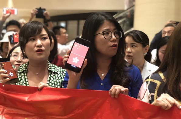  【暴力】数百香港市民＂快闪＂唱国歌 高呼＂撑警察、反暴力＂