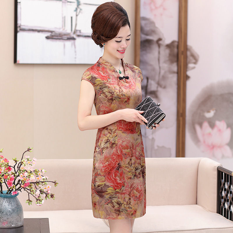 穿旗袍的女人不美都难，一颦一笑尽显风情，特适合70后女人