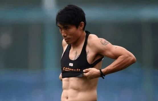 王大雷用健身照回应白切鸡言论 网友：还是取消国足吧 闹心