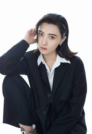 「柏安」柏安西服大面积曝光型酷女孩偶遇春天风采