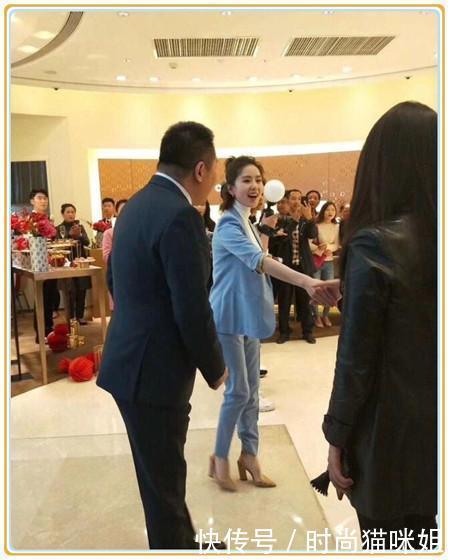 路人抓拍下的刘诗诗,毛衣太紧超抢眼,但看完下半身我沉默了