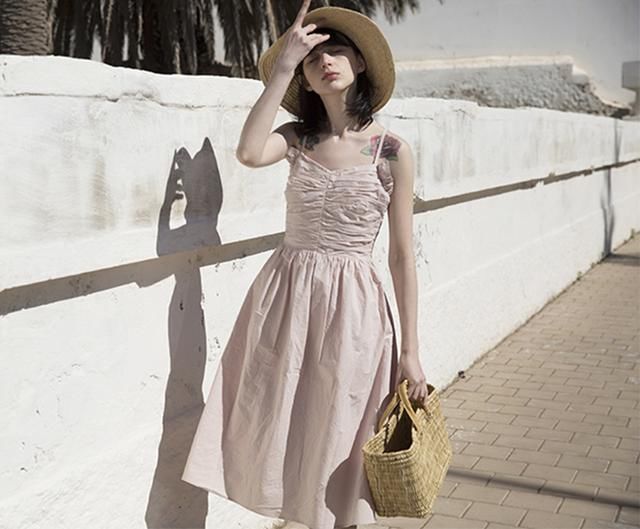 抓住夏季的尾巴，最后一款吊带裙这么选