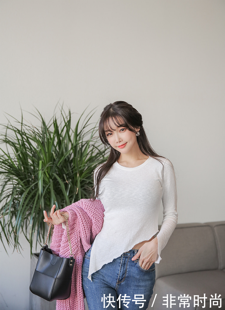 紧身牛仔裤小姐姐纤细腰身和迷人曲线，尽显时尚的韵味！