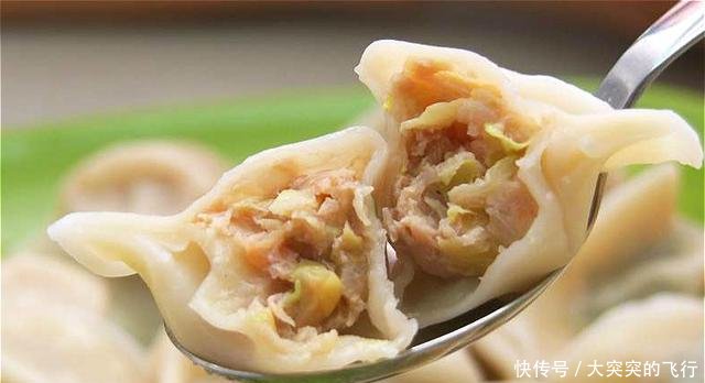 入适量@酸菜饺子怎样更好吃老师傅教你调馅加点“它”，比饭店的要好吃