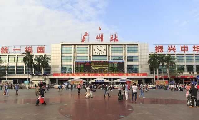  国人：中国最霸气的火车站：敢用这8个字做标语，国人看了都振奋