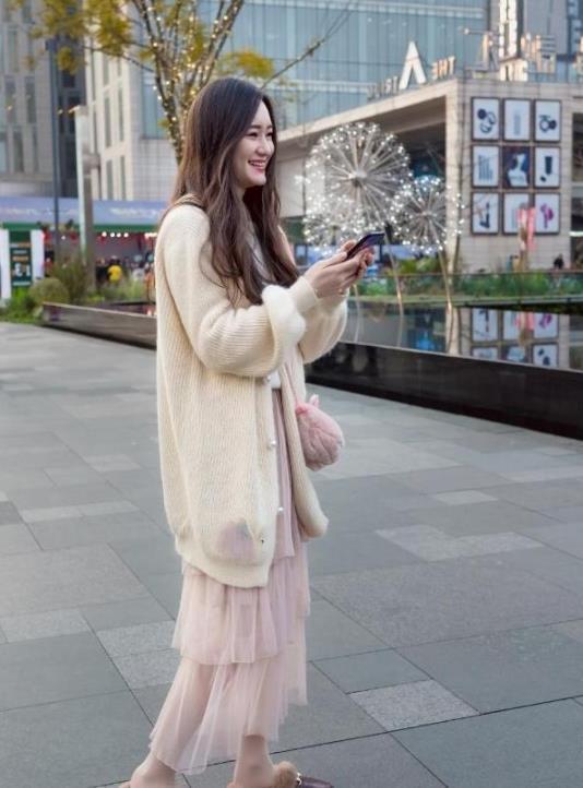  尽显：街拍：小姐姐白衬衫搭配一件时髦的裙子，尽显干净利落的唯美气质