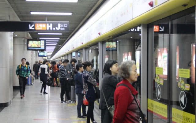 为啥地铁安检月薪才两千，却没人辞职？看完后，网友：傻子才辞职