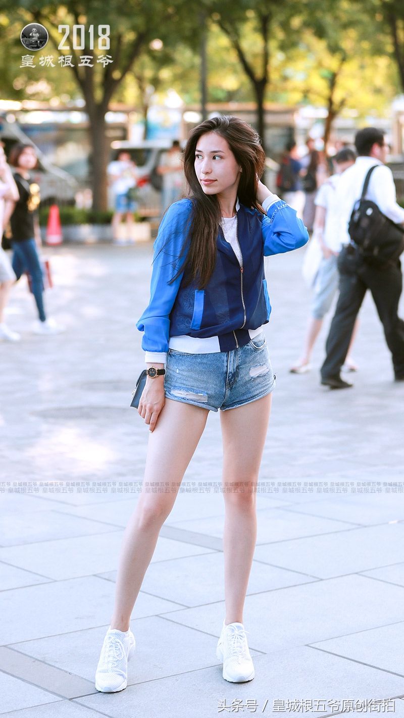 街拍:时尚街区三里屯，每天都有很多美女来此休闲逛街