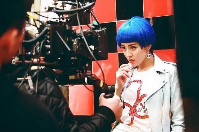 换个发色像换头!郑爽解封颜值，昆凌像洋娃娃，唯独热巴颜值下降