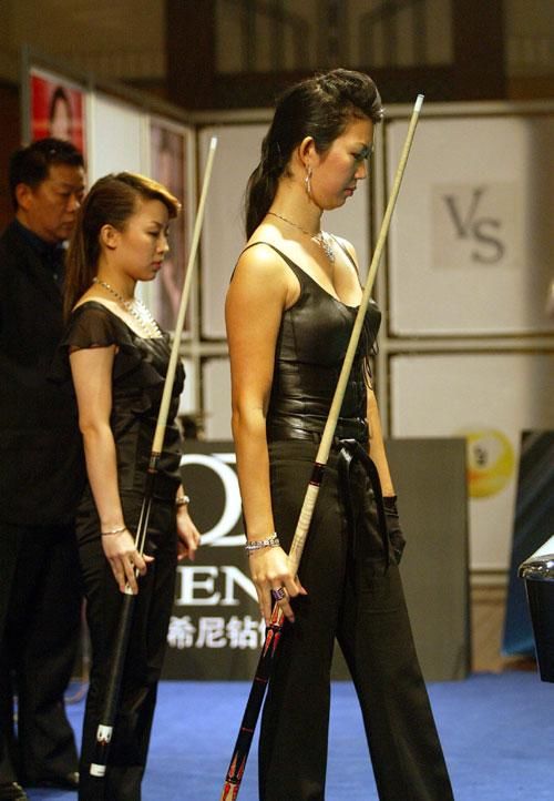 她被称为台球界的“黑寡妇”，拥有性感的身材跟让人害怕的球技！