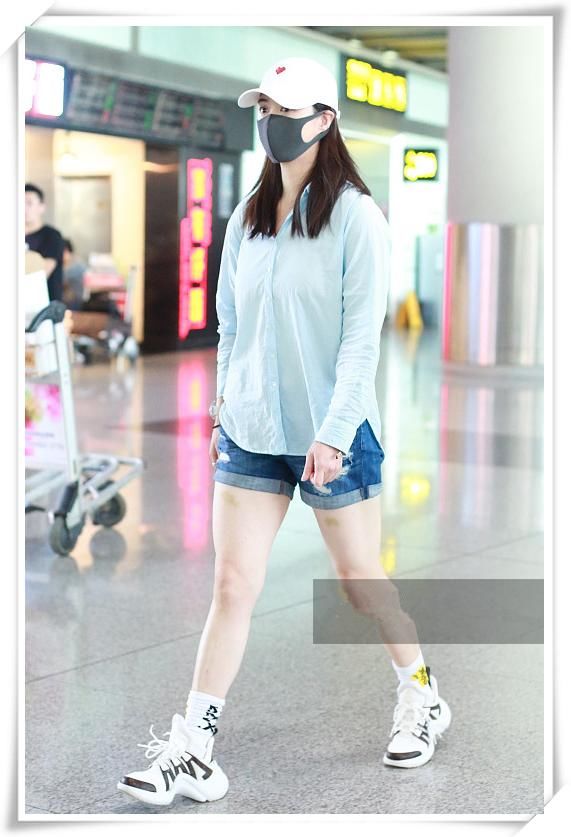 真是受罪啊，蒋欣硬穿紧身热裤勒出痕迹，看到腿上的淤青我沉默了