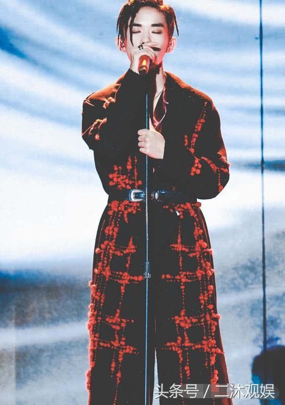 易烊千玺再次将女装穿出新高度，脏辫配V领红色睡衣，堪称妖孽！