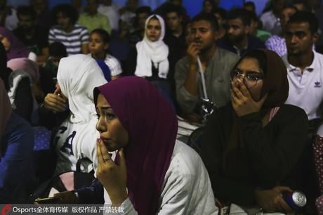 高清:俄罗斯vs埃及 开罗民众露天观战难掩失落