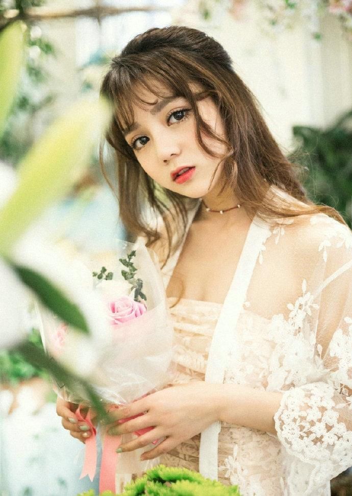 大眼白皙美女透视薄纱诱惑街拍写真图片