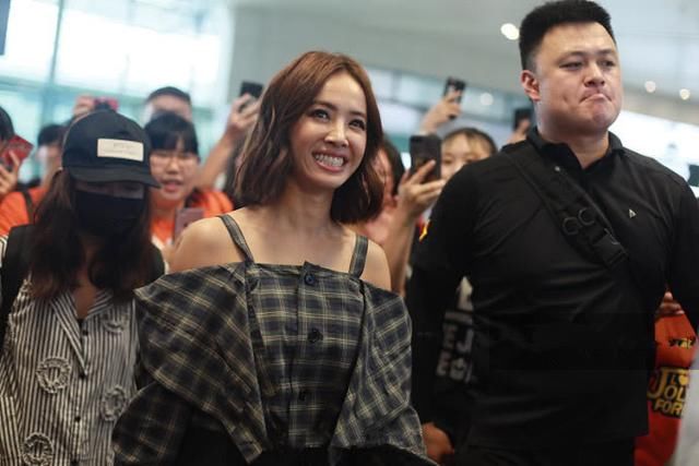 蔡依林机场大秀美肩，鞋子穿太高，连走路都要扶着保镖!