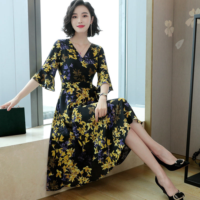 老婆讨厌穿裤装，三伏天只穿优雅裙出门，搭配高跟鞋，女人味十足