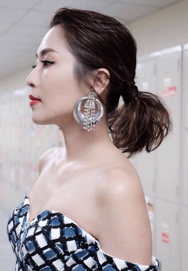 看陈敏之这一身look，感觉满屏都是潮气感