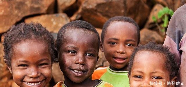 非洲女孩第一次来中国旅游,买“矿泉水”后吓得手抖,是何原因